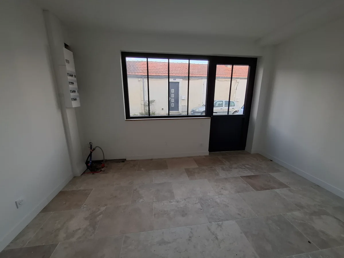 Carrelage grand format posé dans une pièce rénovée