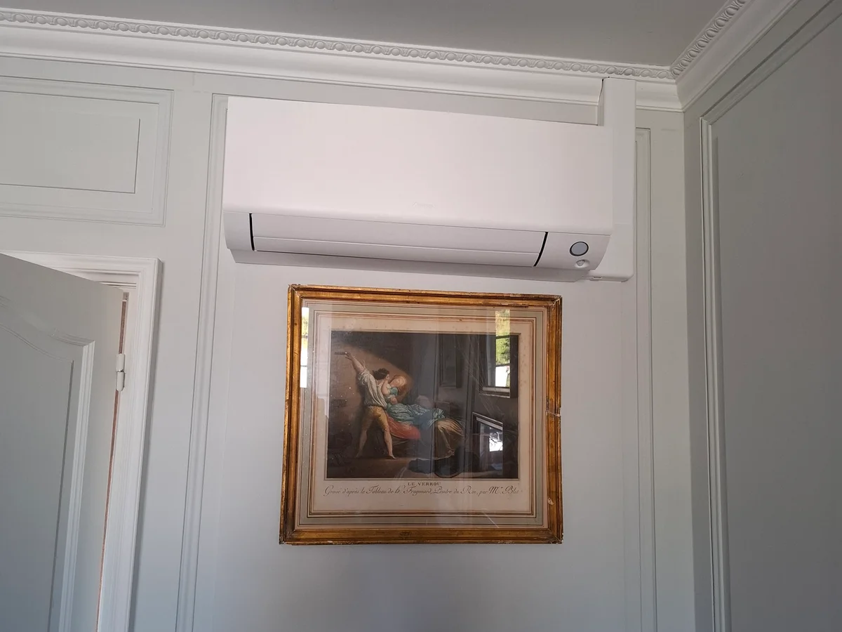 Unité intérieure de climatisation installée dans une habitation