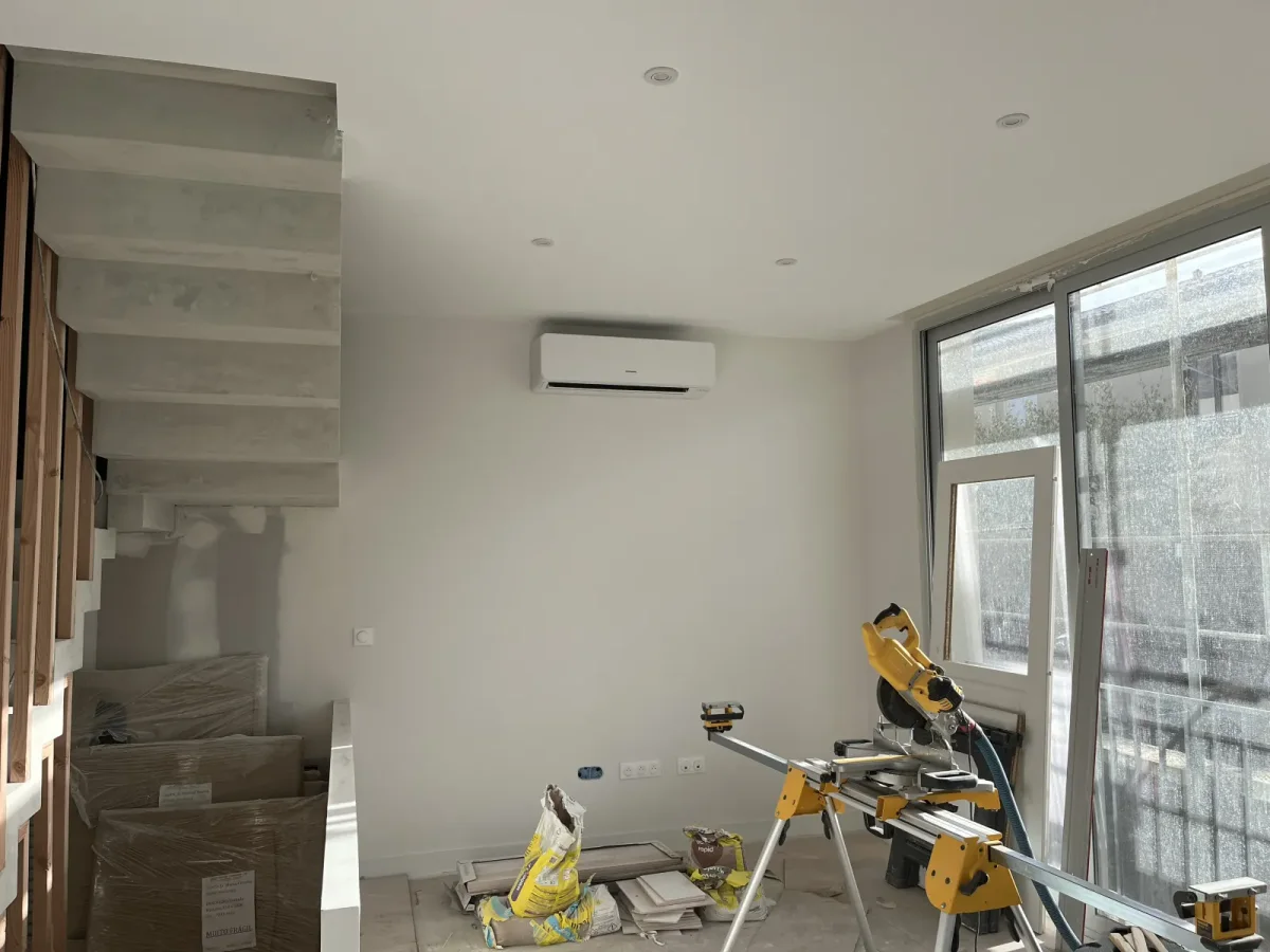 Unité intérieure de climatisation installée lors d'une rénovation intérieure