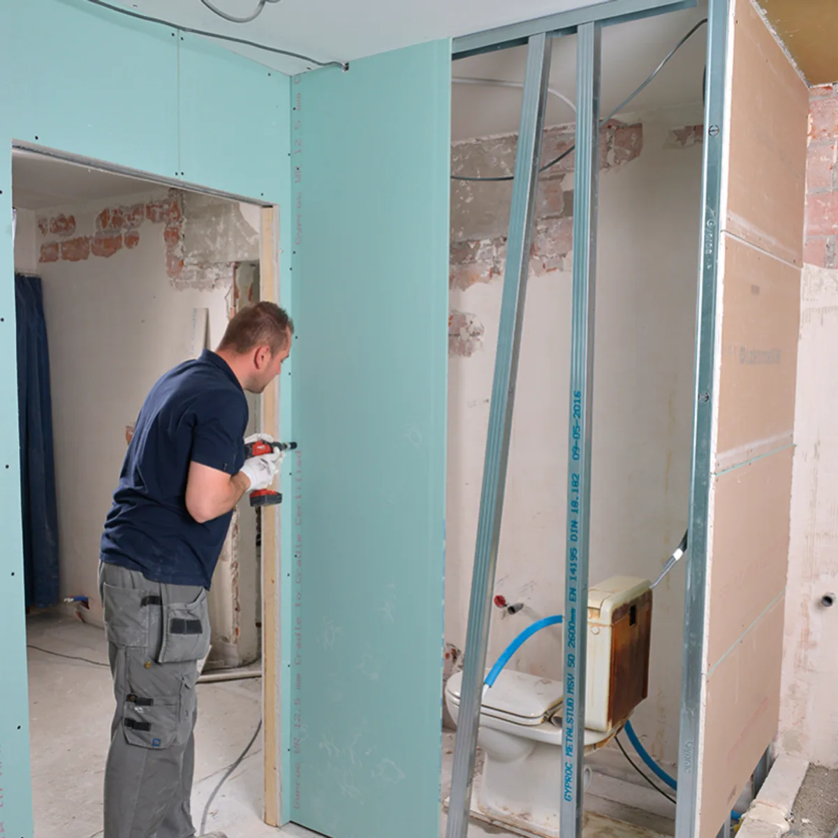 Cloisons intérieures en cours de création dans un logement en rénovation