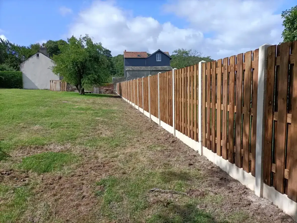 Clôture en bois posée en limite de terrain