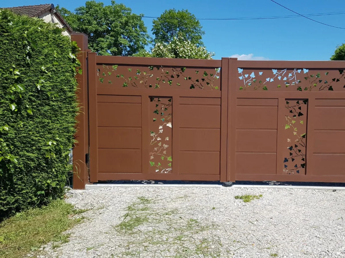 Portail extérieur installé à l’entrée d’une propriété