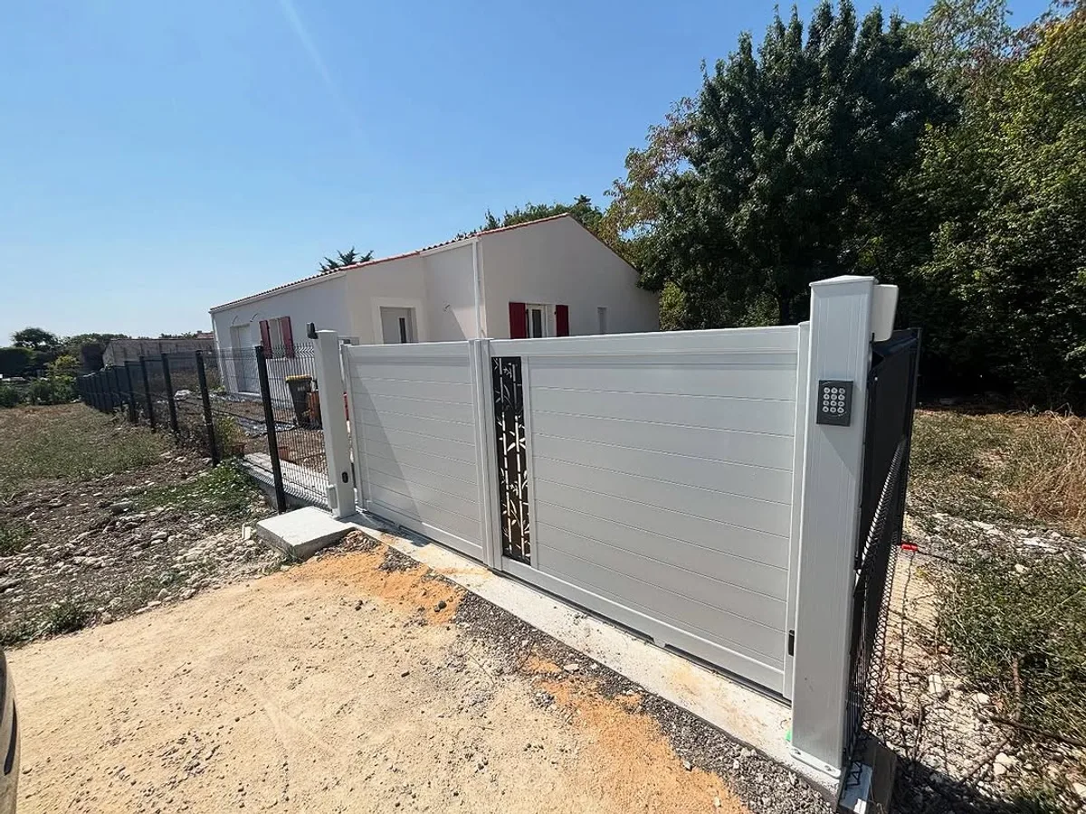 Portail blanc installé à l’entrée d’une propriété