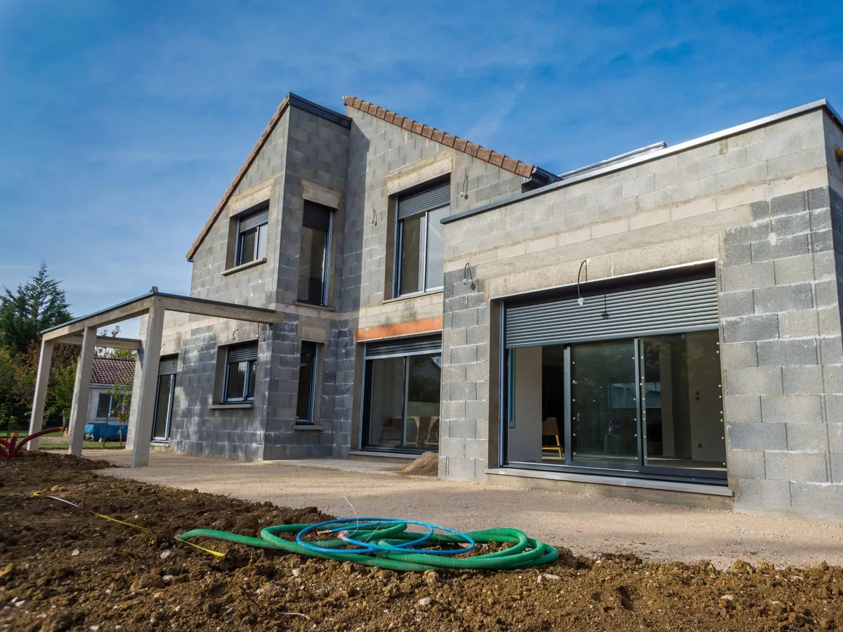 Façade en pierre rénovée avec ouvertures maçonnées