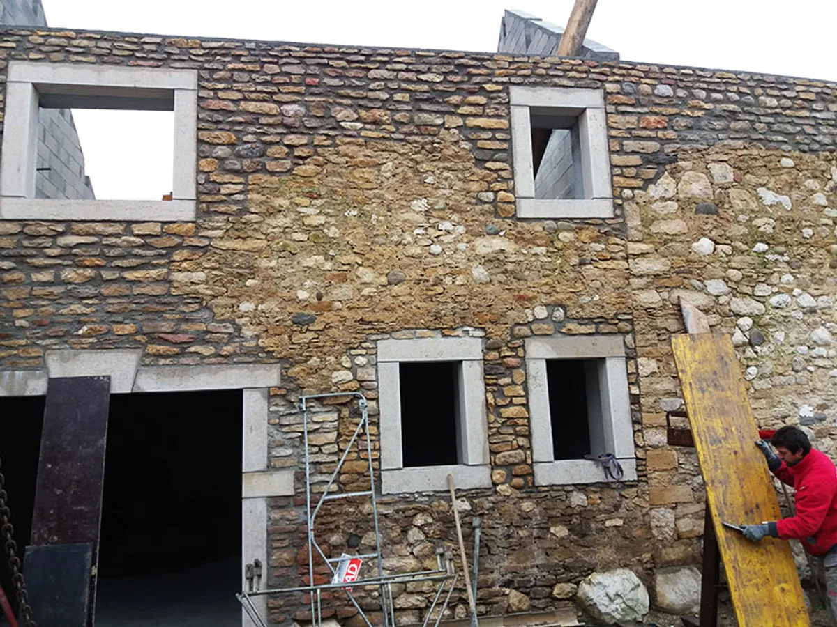 Ouvertures créées dans un mur en pierre en rénovation
