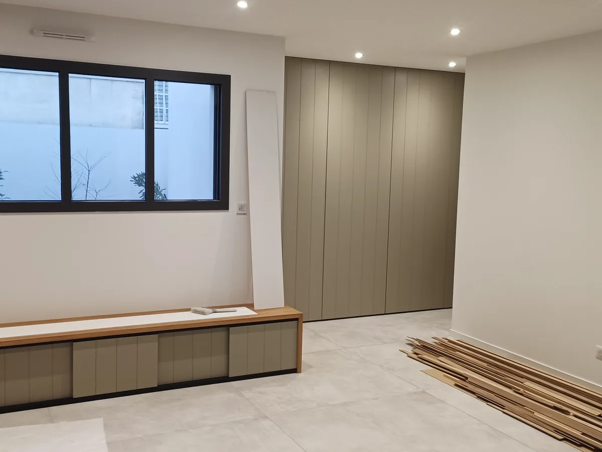Agencement intérieur avec rangements bas et panneaux toute hauteur