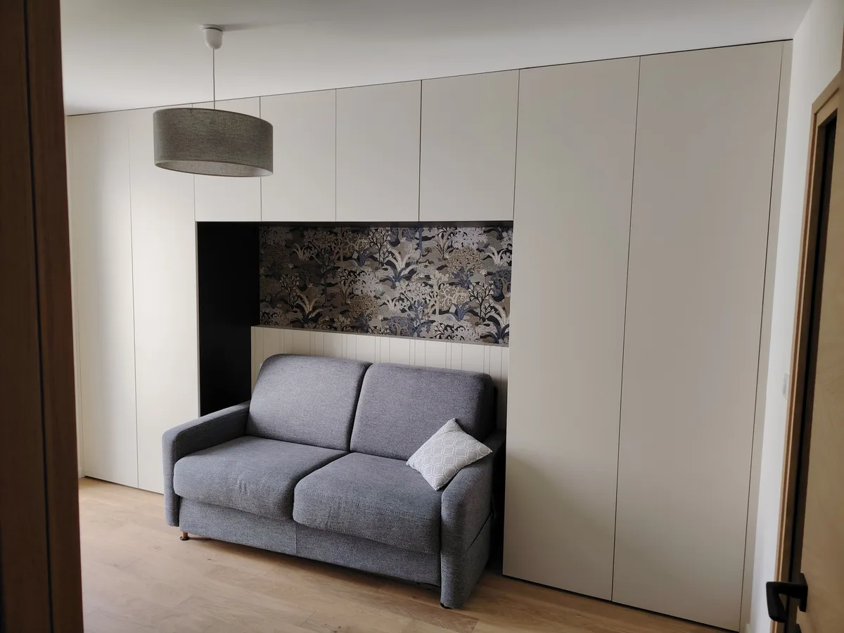 Rangements sur mesure intégrés dans une pièce de vie