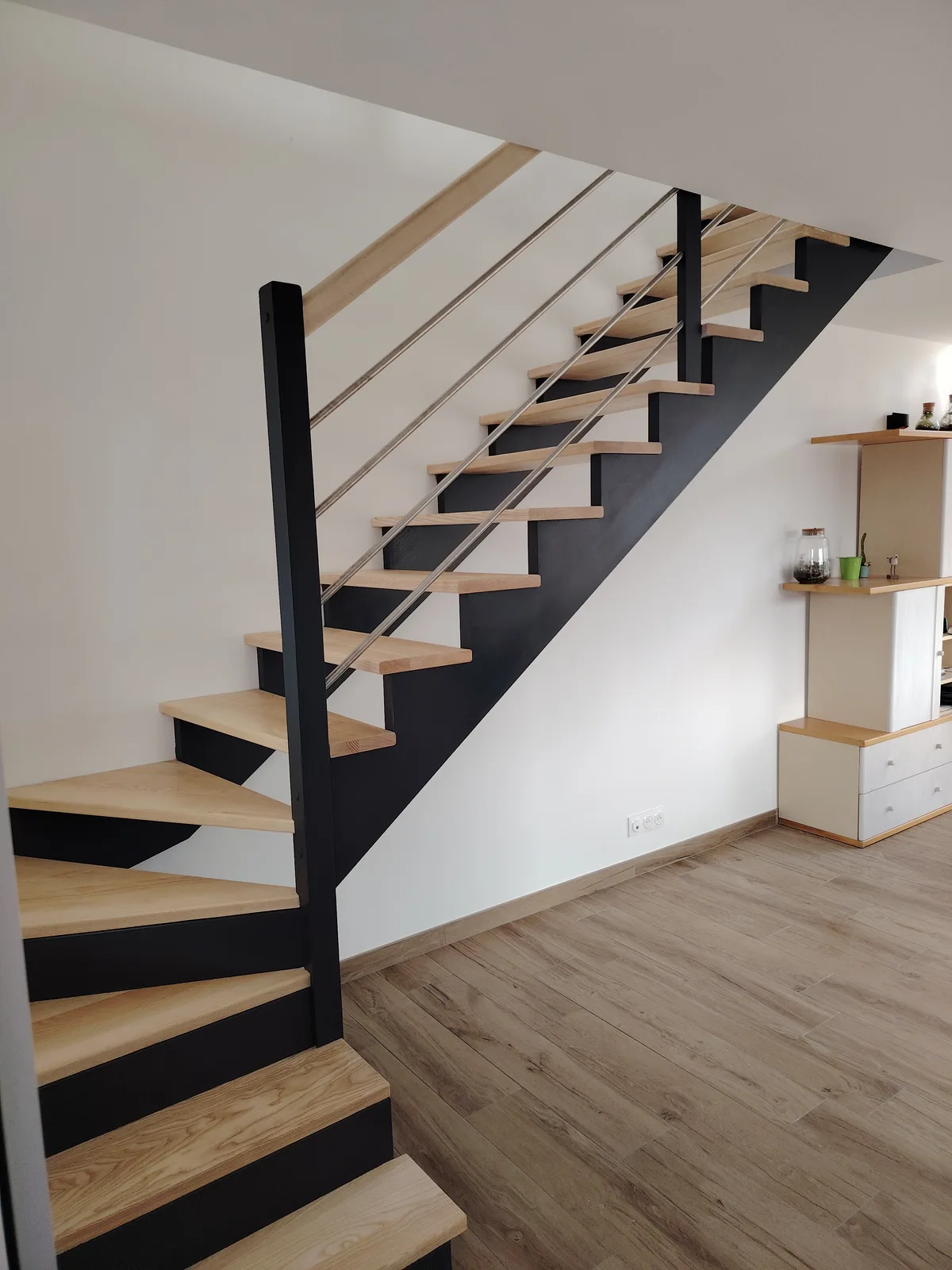 Escalier intérieur en bois et métal dans un logement rénové