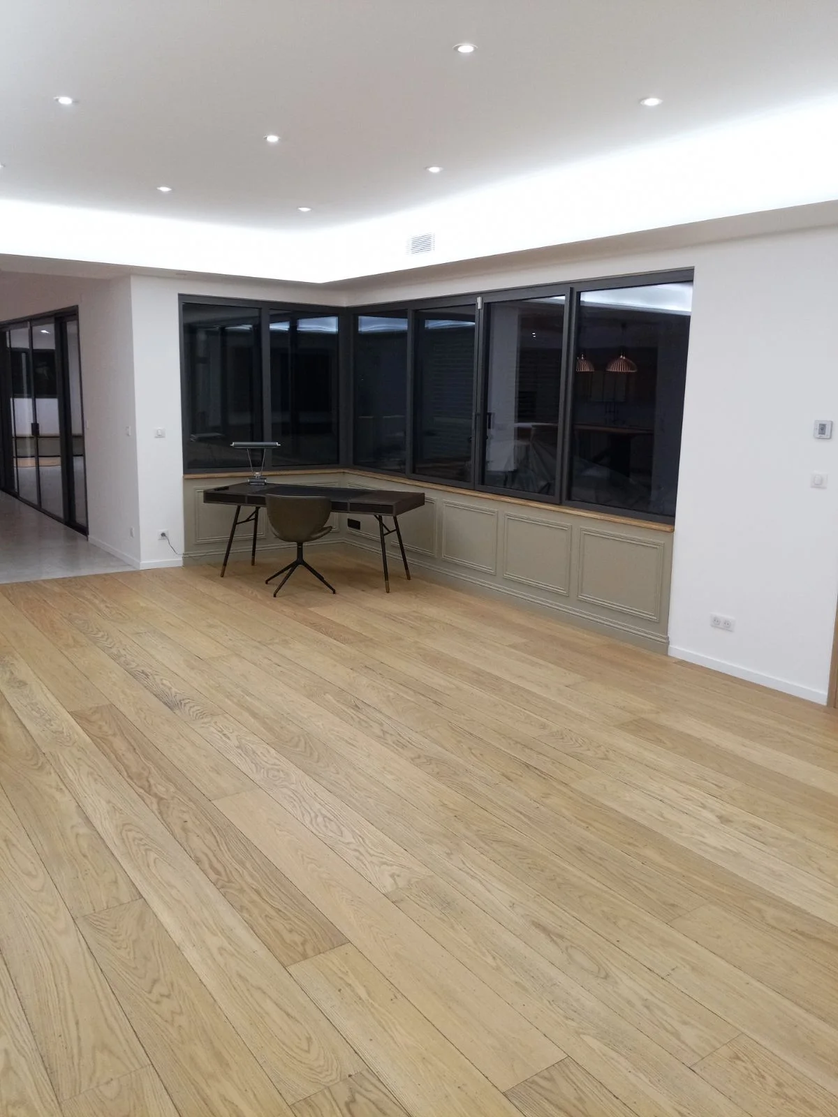 Finitions de murs, plafond et boiseries dans une pièce rénovée