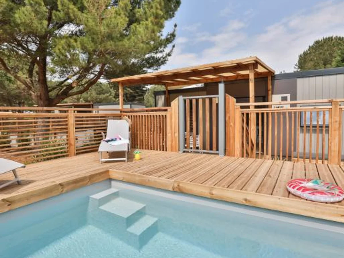 Piscine extérieure intégrée à un espace aménagé
