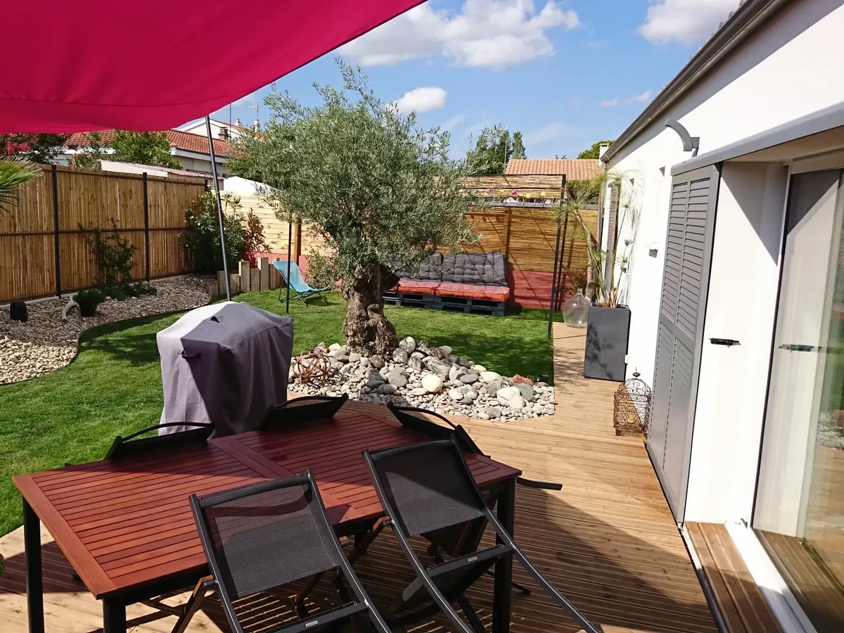 Terrasse en bois intégrée à un jardin
