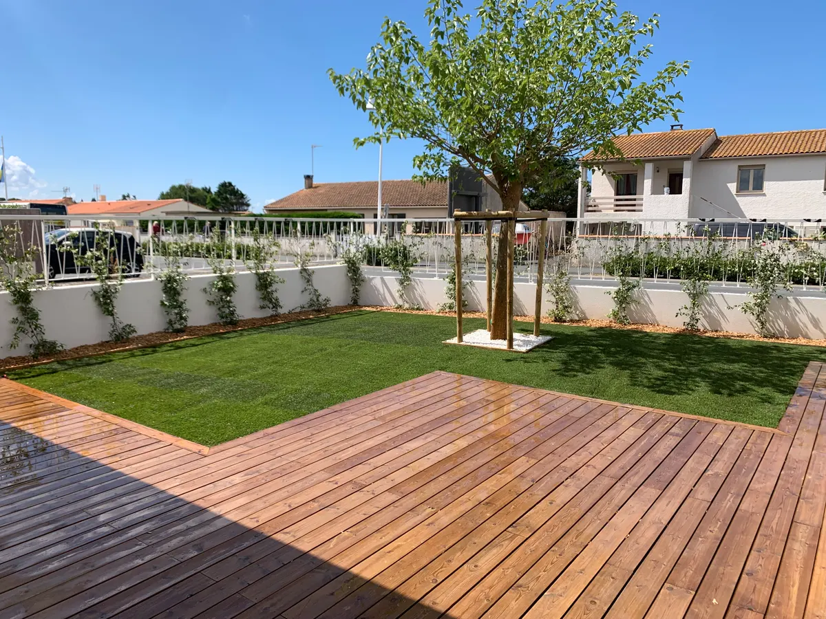 Terrasse en bois aménagée dans un jardin